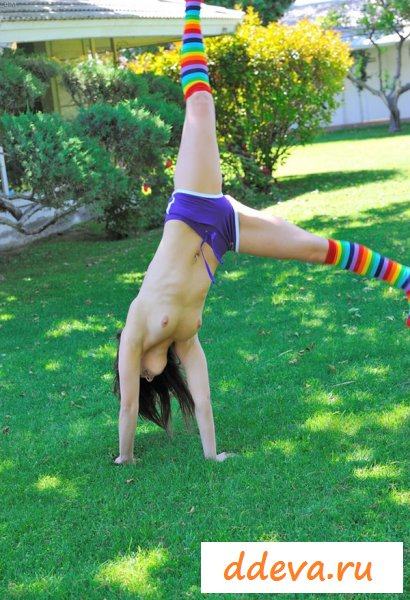 Акробатические движения восемнадцатилетней сучки во дворе