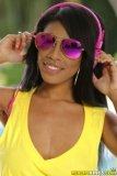 Эротика с бразильянкой в солнцезащитных очках